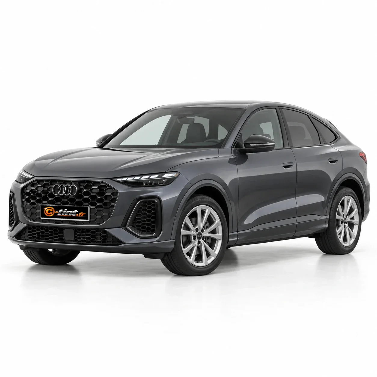 Audi Q5 Génération 3 — Sportback, 2025, SUV / 4x4 5 portes, gris — vue trois-quarts avant