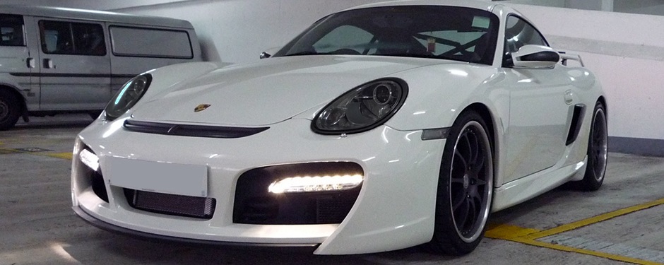 Voiture blanche avec des phares à l’aspect fumé
