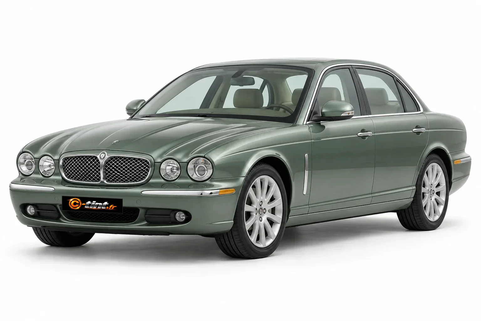 Jaguar XJ X350 / X358 · Berline courte · Berline 4 portes — vue trois-quarts avant