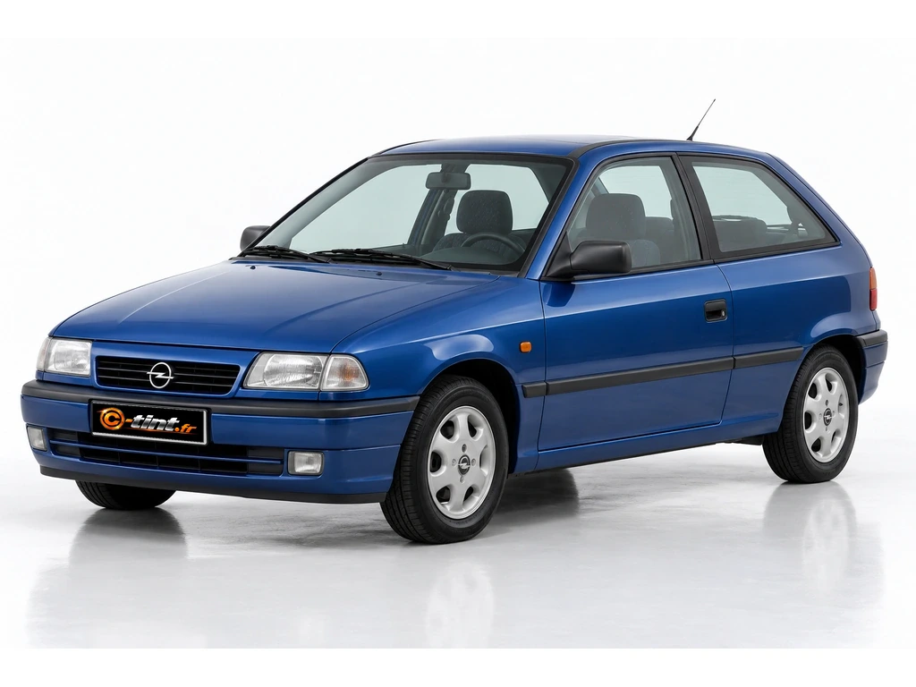 Opel Astra F — 3 portes · Berline compacte · 3 portes — vue trois-quarts avant vers la gauche