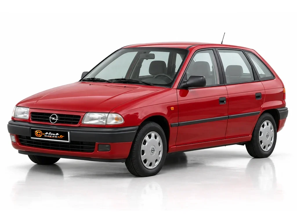 Opel Astra F — 5 portes · Berline compacte · 5 portes — vue trois-quarts avant vers la gauche