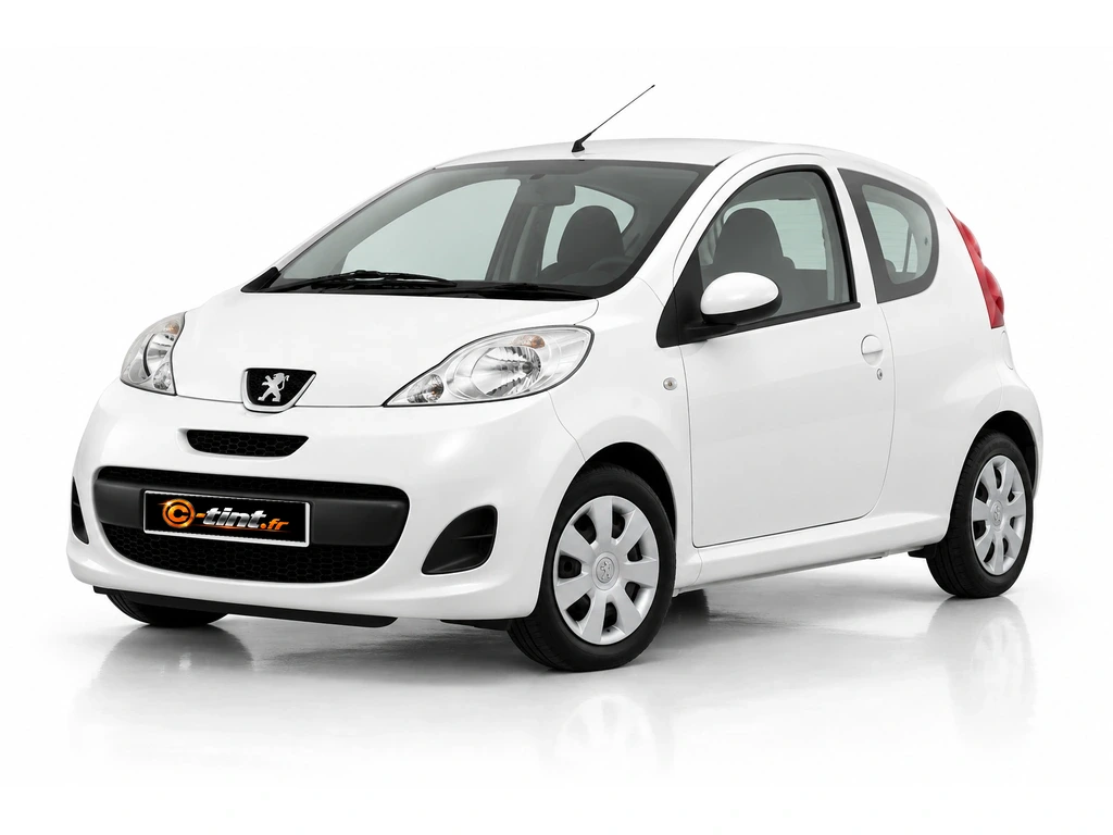 Peugeot 107 P · Berline compacte · 3 portes — vue trois-quarts avant vers la gauche