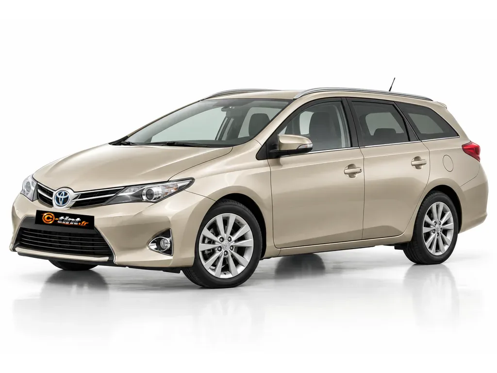 Toyota Auris E180 — Génération 2 — Touring Sport Break · Break · 5 portes — vue trois-quarts avant vers la gauche