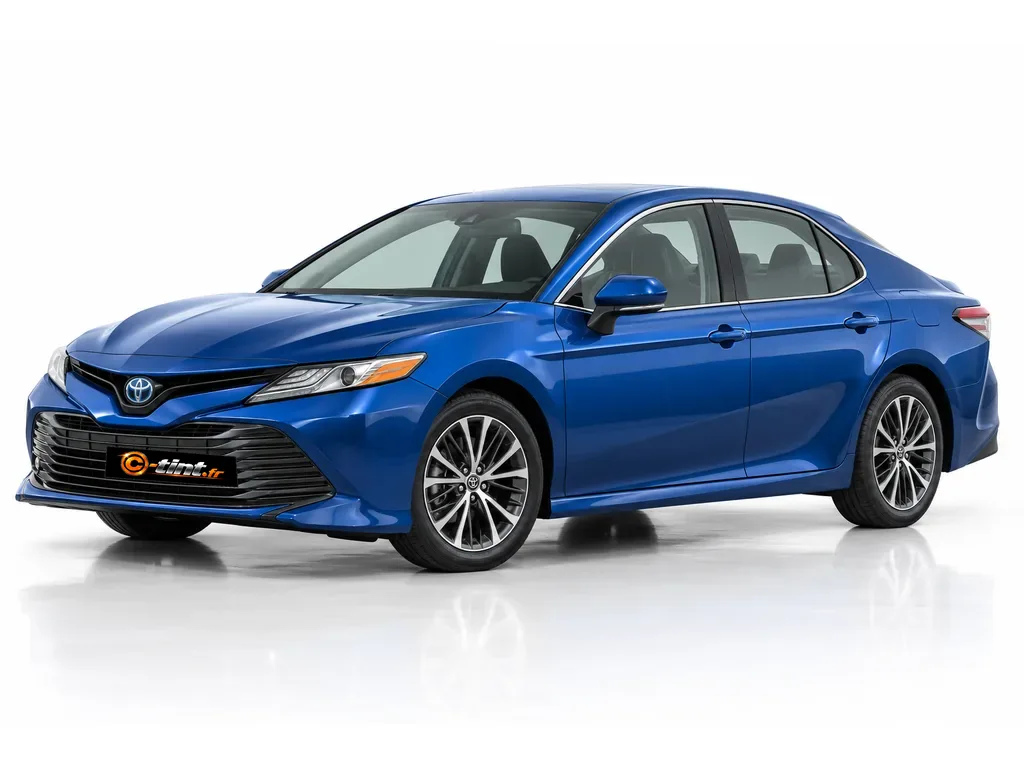 Toyota Camry XV70 — Génération 8 — Berline · Berline · 4 portes — vue trois-quarts avant vers la gauche