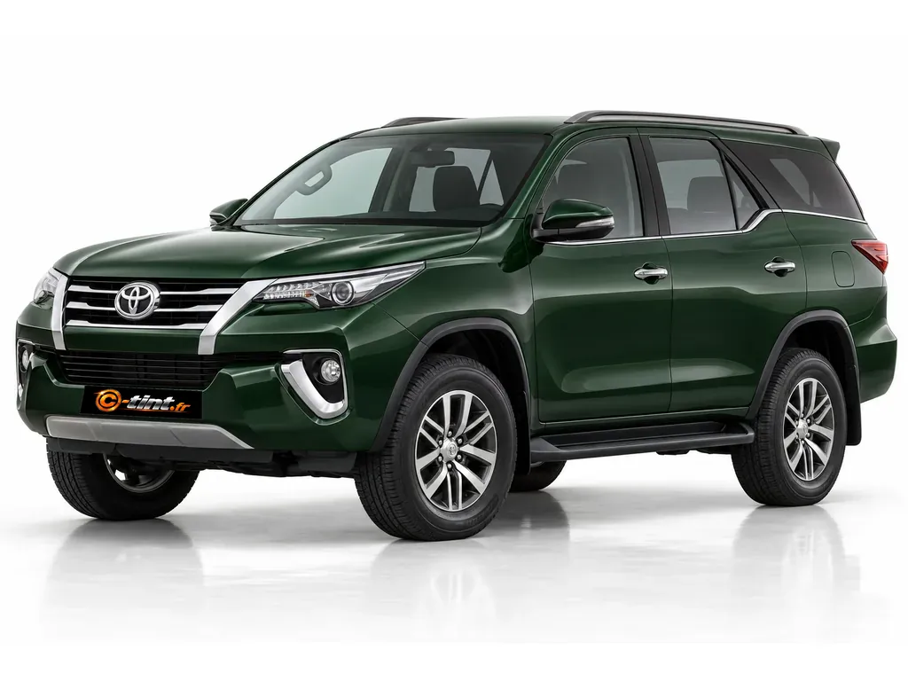 Toyota Fortuner AN150/AN160 — Génération 2 · SUV · 5 portes — vue trois-quarts avant vers la gauche