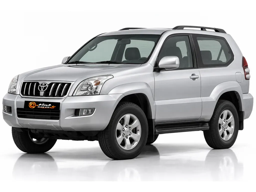 Toyota Land Cruiser serie 120 / J12 — Génération 11 — roue de secours sous plancher · SUV · 3 portes — vue trois-quarts avant vers la gauche