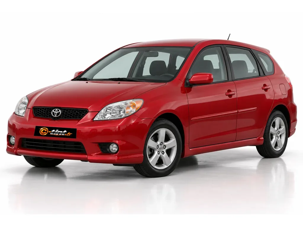 Toyota Matrix E130 · Compacte · 5 portes — vue trois-quarts avant vers la gauche