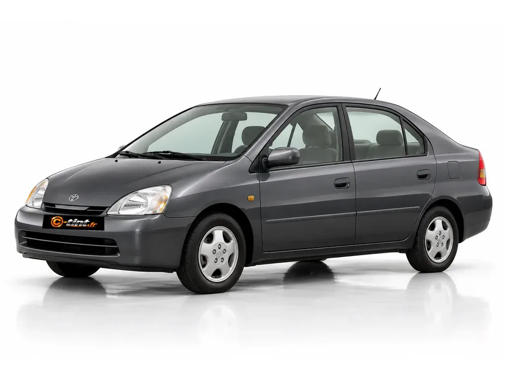 Toyota Prius NHW10 — Génération 1 — Phase 1 · Berline · 4 portes — vue trois-quarts avant vers la gauche
