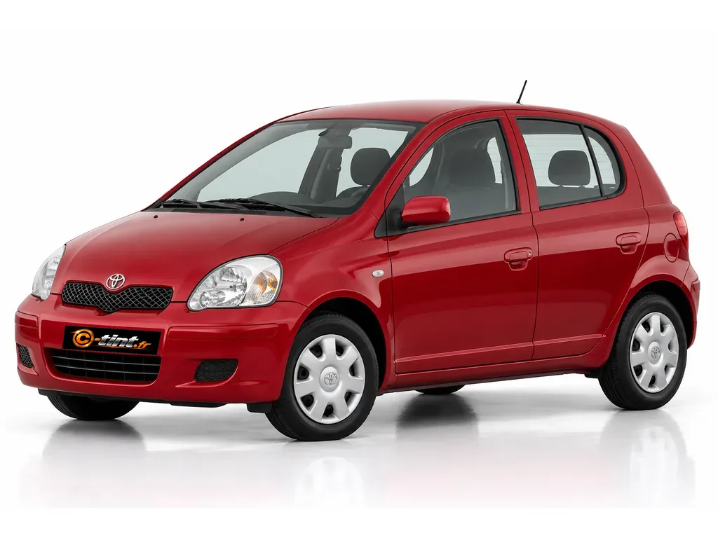 Toyota Yaris P1/P1F — Génération 1 · Compacte · 5 portes — vue trois-quarts avant vers la gauche