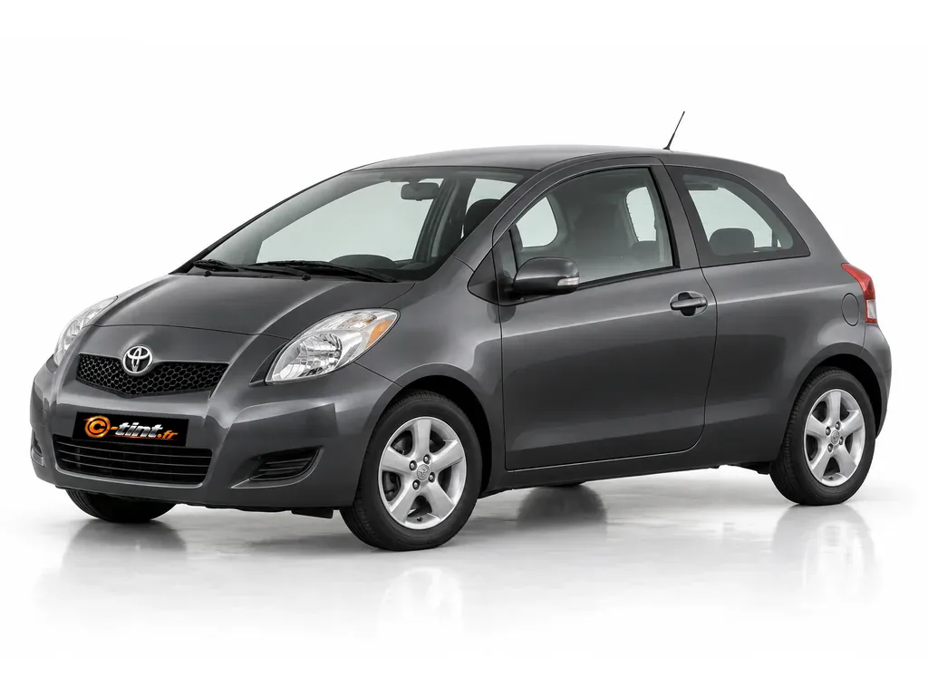Toyota Yaris XP9/XP9F — Génération 2 · Compacte · 3 portes — vue trois-quarts avant vers la gauche