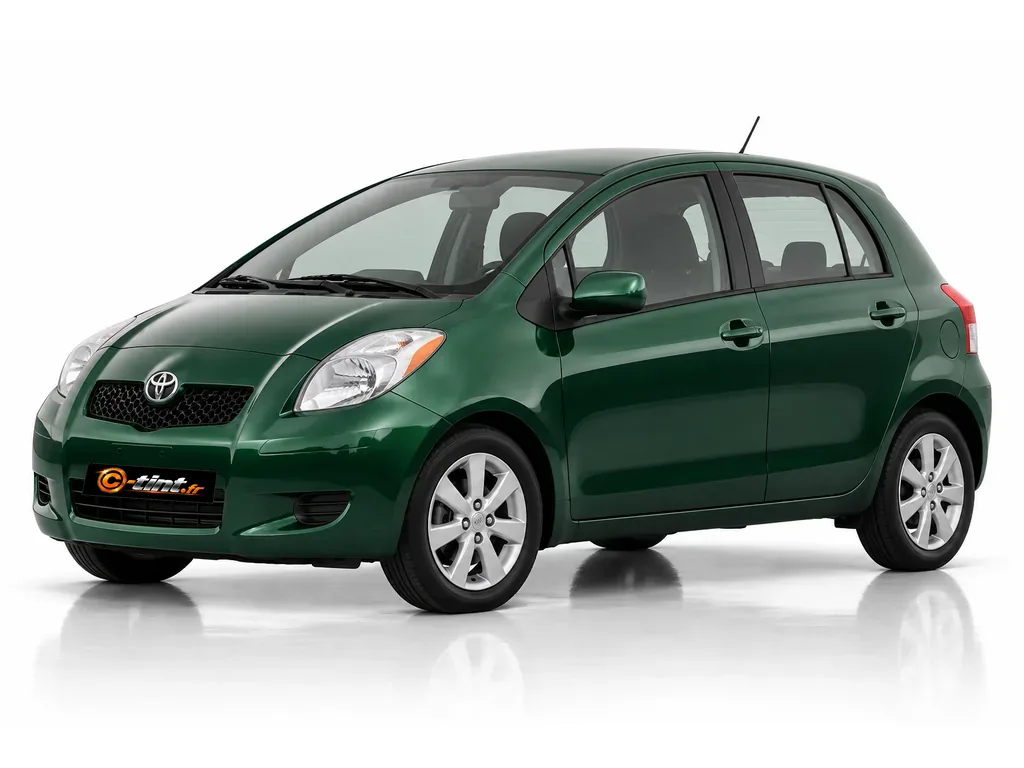 Toyota Yaris XP9/XP9F — Génération 2 · Compacte · 5 portes — vue trois-quarts avant vers la gauche