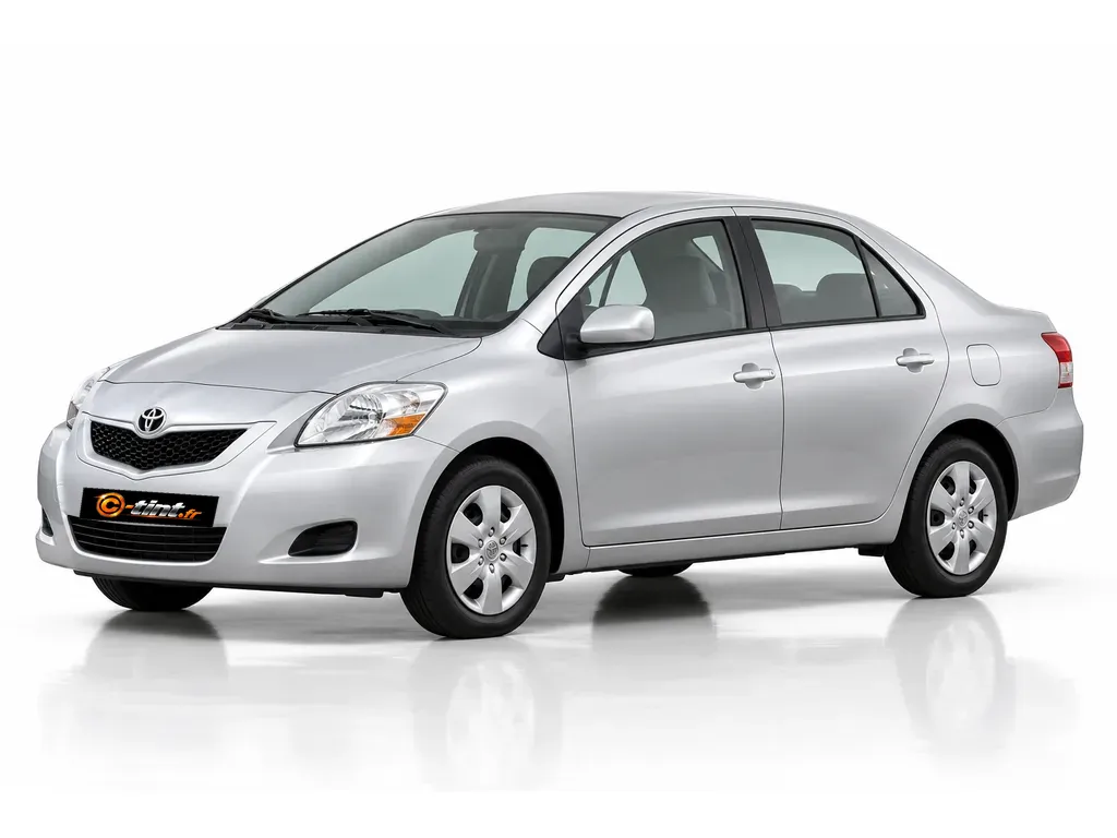 Toyota Yaris XP9/XP9F — Génération 2 — Berline · Berline · 4 portes — vue trois-quarts avant vers la gauche